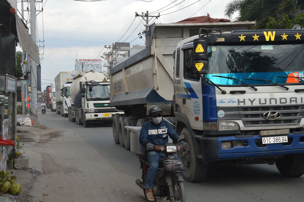 Người đi đường đối mặt hiểm nguy khi xe tải, container lưu thông ken dày trên đường Nguyễn Duy Trinh
