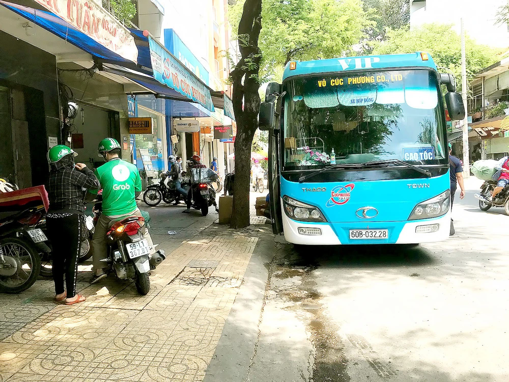 Xe Võ Cúc Phương chạy tuyến TPHCM - Long Khánh đón trả khách trên đường Nguyễn Duy Dương, quận 5