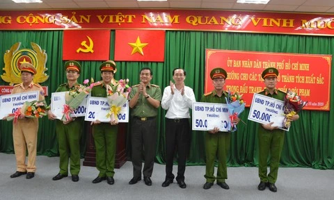 Phó chủ tịch thường trực UBND TPHCM Lê Thanh Liêm và Thiếu tướng Lê Hồng Nam, Giám đốc CATP trao thưởng cho các đơn vị. Nguồn: congan.com.vn