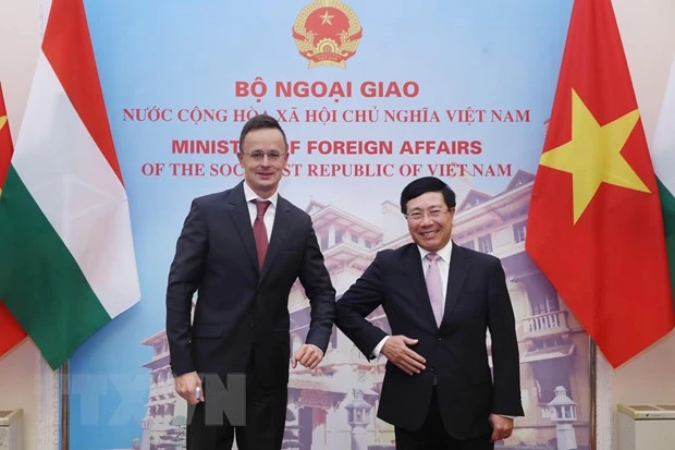 Bộ trưởng Bộ Ngoại giao Phạm Bình Minh với Bộ trưởng Ngoại giao và Kinh tế đối ngoại Hungary Szijjártó Péter. Ảnh: TTXVN