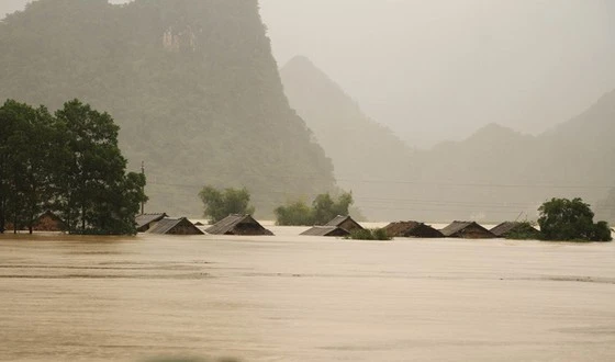 Tại Tân Hóa, huyện Minh Hóa (Quảng Bình), nước lũ dâng cao hơn 2m, khoảng 300 ngôi nhà bị ngập sâu. Ảnh: TTXVN