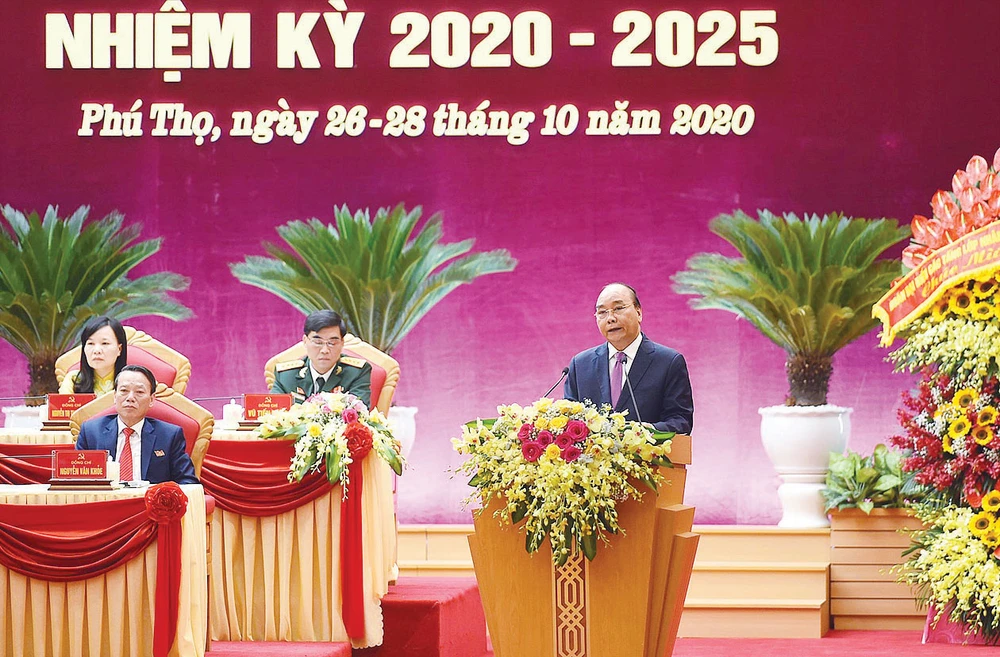Thủ tướng Nguyễn Xuân Phúc phát biểu chỉ đạo tại Đại hội đại biểu Đảng bộ tỉnh Phú Thọ lần thứ XIX, nhiệm kỳ 2020 - 2025, sáng 27-10. Ảnh: VIẾT CHUNG