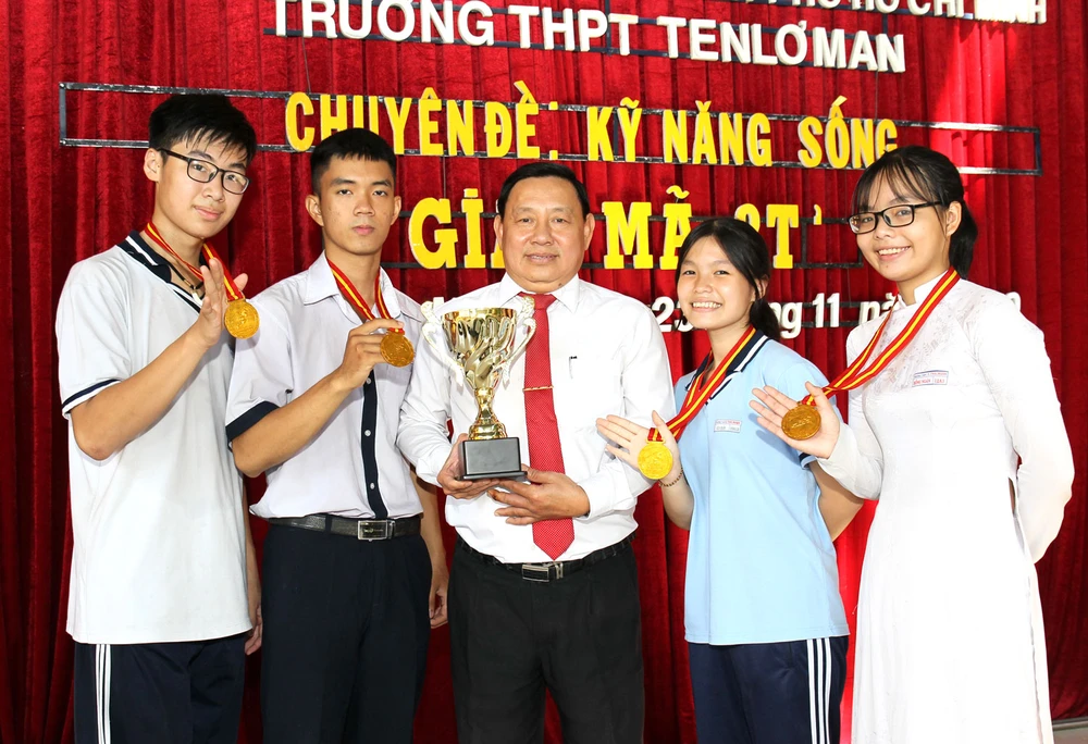 Thầy Nguyễn Văn Thành, Hiệu trưởng Trường THPT Ernst Thälmann (quận 1) và các học trò. Ảnh: HOÀNG HÙNG