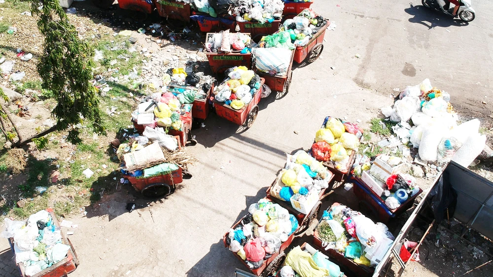 Điểm tập kết rác trên đường Tạ Quang Bửu, quận 8, TPHCM. Ảnh: CAO THĂNG