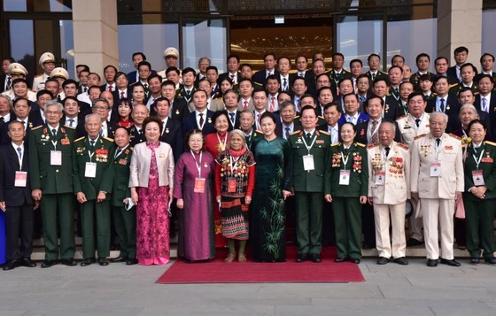 Chủ tịch Quốc hội Nguyễn Thị Kim Ngân cùng các đại biểu tại buổi gặp mặt