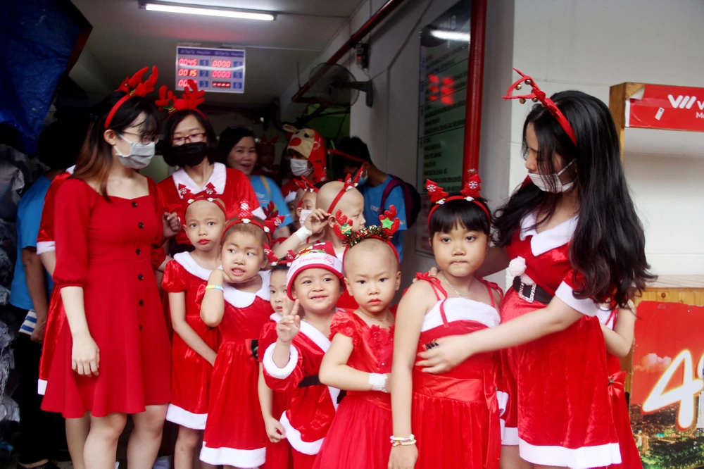  Các bé biểu diễn tại chương trình “Đêm Giáng sinh yêu thương”