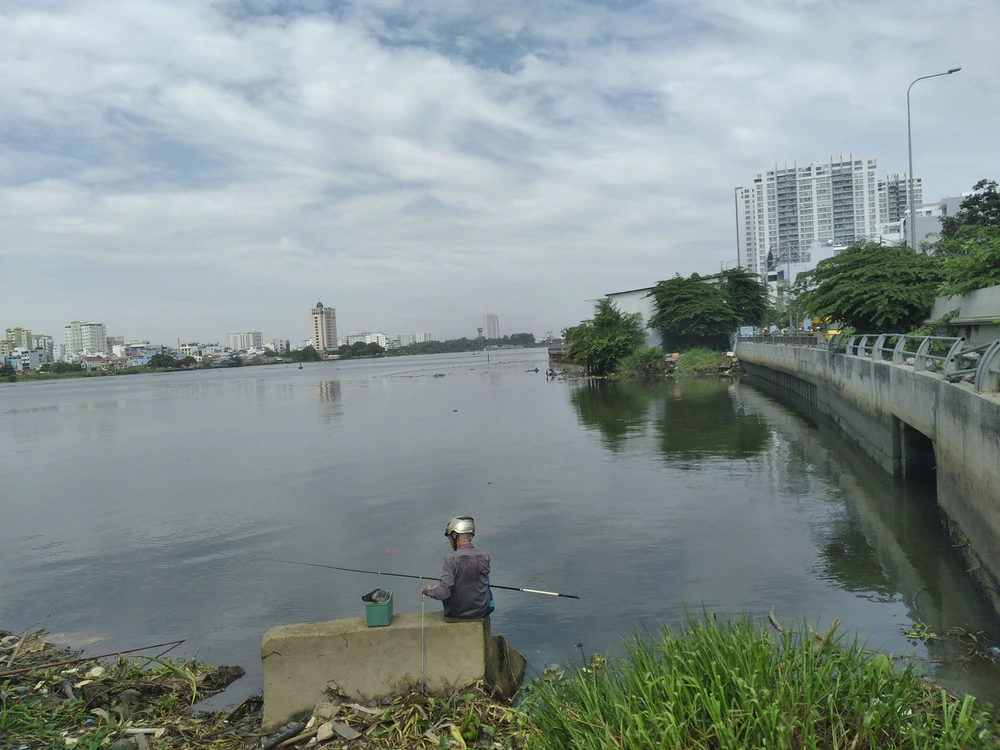 Sông Sài Gòn, đoạn chảy qua quận 2 và Bình Thạnh luôn có màu đen đục