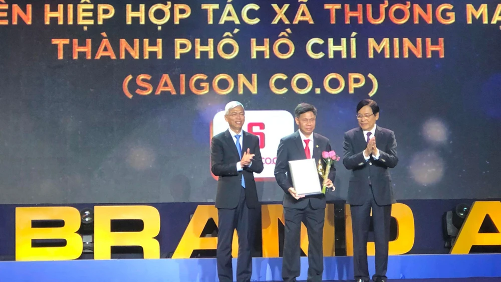 Phó Chủ tịch UBND TPHCM Võ Văn Hoan trao bằng chứng nhận cho đại diện Saigon Co.op
