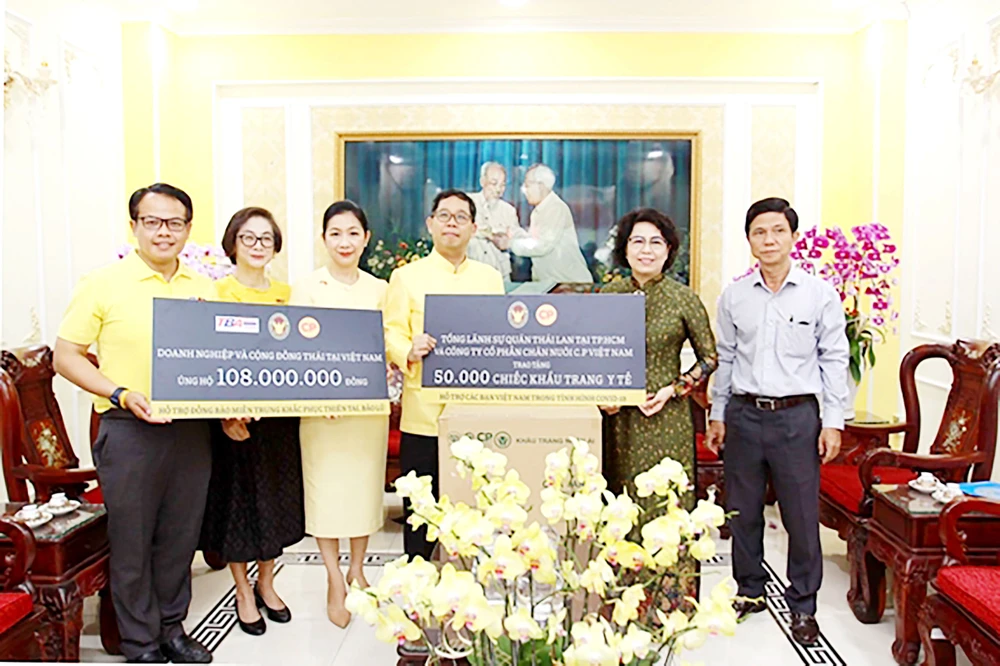 Chủ tịch Ủy ban MTTQ Việt Nam TPHCM Tô Thị Bích Châu tiếp nhận quà của Tổng Lãnh sự Thái Lan tại TPHCM giúp đỡ người dân miền Trung khắc phục hậu quả bão lụt trong năm 2020