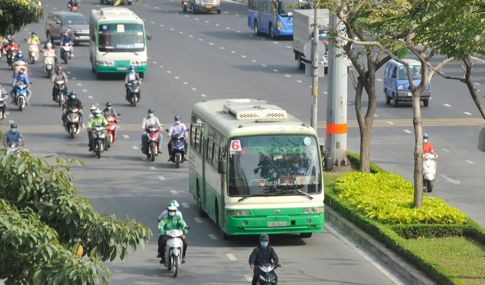 Xe buýt đi trên đường Điện Biên Phủ, đoạn giữa vòng xoay Hàng Xanh và cầu Sài Gòn ngày 22-2-2021. Ảnh: CAO THĂNG