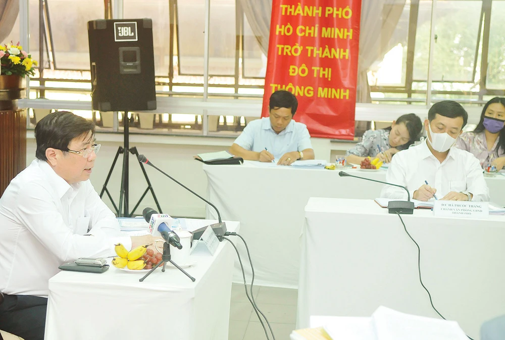 Chủ tịch UBND TPHCM Nguyễn Thành Phong chủ trì hội nghị duyệt các nội dung triển khai thực hiện nhiệm vụ năm 2021 của Sở Kế hoạch và Đầu tư TPHCM. Ảnh: CAO THĂNG