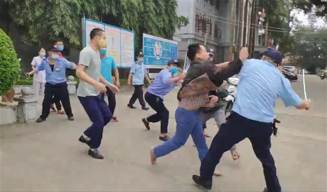  Hình ảnh người nhà bệnh nhân ẩu đả với bảo vệ Bệnh viện Đa khoa tỉnh Tuyên Quang. (Ảnh cắt từ clip)