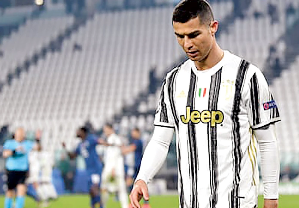 Ronaldo thất vọng rời đấu trường Champions League mùa này