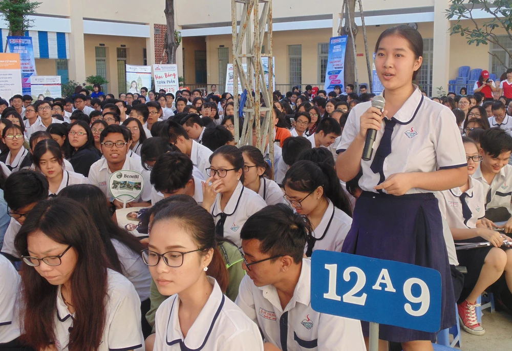 Học sinh Trường THPT Võ Thị Sáu (quận Bình Thạnh) tham gia buổi tư vấn hướng nghiệp tại sân trường 