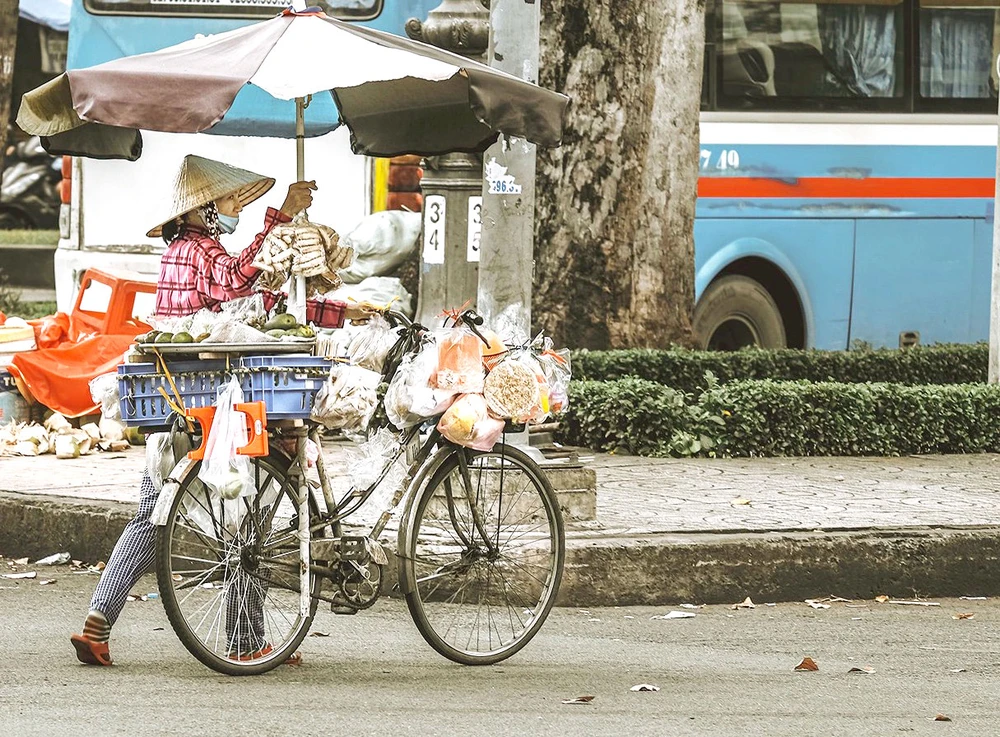 Xe hàng rong “độ” thêm dù để tránh nắng