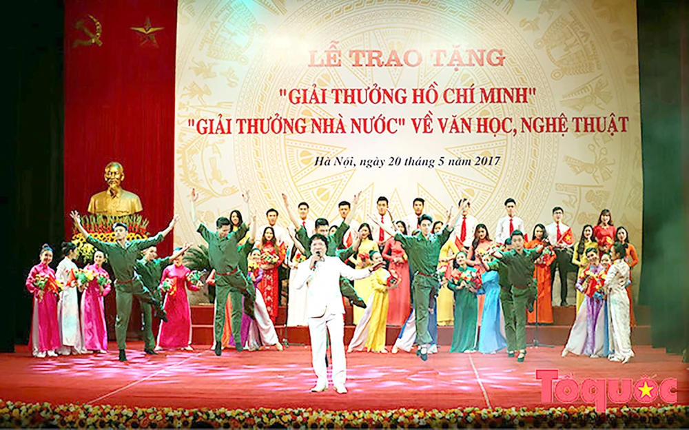 Một buổi lễ trao tặng “Giải thưởng Hồ Chí Minh”, “Giải thưởng Nhà nước” về văn học, nghệ thuật