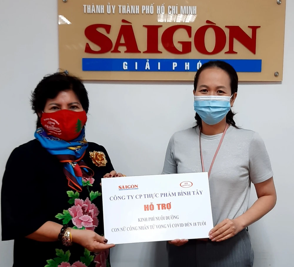 Chủ tịch HĐQT Công ty CP Thực phẩm Bình Tây, Phó Chủ tịch Hội Hữu nghị Việt Nam - Campuchia TPHCM, đã đến Báo SGGP trao 36 triệu đồng, khoản hỗ trợ năm đầu tiên để nuôi dưỡng cháu N.D.H.