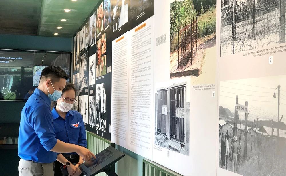 Tham quan container tái hiện mô hình 5 nhà tù lớn ở miền Nam Việt Nam trong thời kỳ kháng chiến chống Mỹ