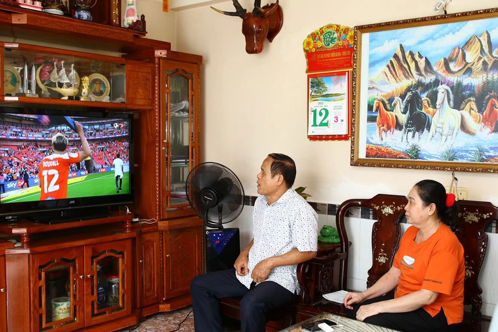  Xem bóng đá ở nhà là cách phổ biến hiện nay đối với người hâm mộ bóng đá Việt Nam. Ảnh: DŨNG PHƯƠNG