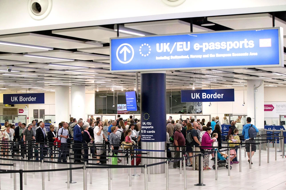 Công dân EU làm thủ tục nhập cảnh vào Anh