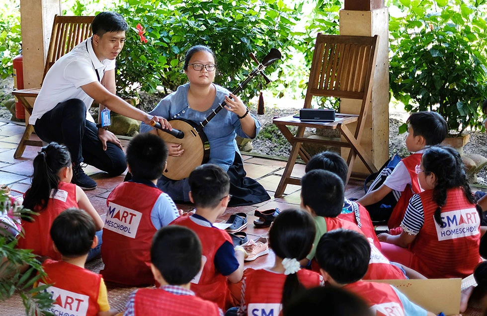 Lục Phạm Quỳnh Nhi trong một buổi trò chuyện về cổ nhạc (ảnh chụp trước khi dịch bệnh bùng phát trong cộng đồng)