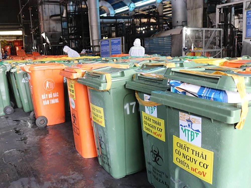 Lượng rác thải liên quan dịch bệnh gây quá tải cho hoạt động thu gom của công nhân Công ty Môi trường đô thị TPHCM