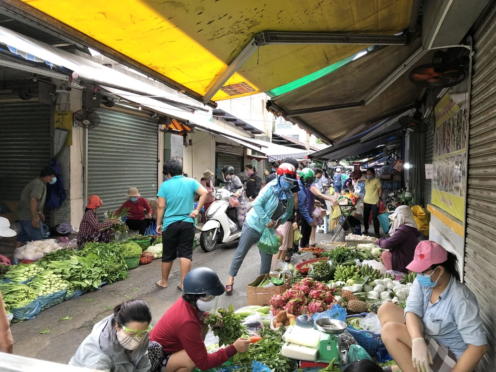 Túm tụm mua bán không đảm bảo an toàn phòng dịch tại chợ An Hội, phường 8, quận Gò Vấp  Ảnh: BÙI ANH TUẤN
