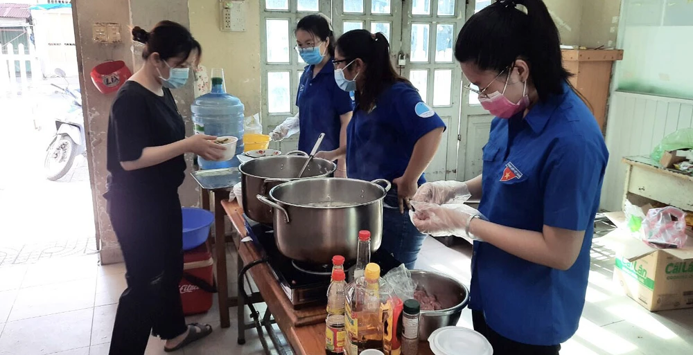 Bếp xanh tình nguyện do Đoàn Thanh niên phường 5 (quận 10, TPHCM) khởi xướng