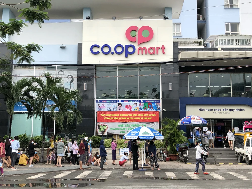 Người dân xếp hàng mua thực phẩm tại siêu thị Co.opmart đường Chu Văn An, quận Bình Thạnh