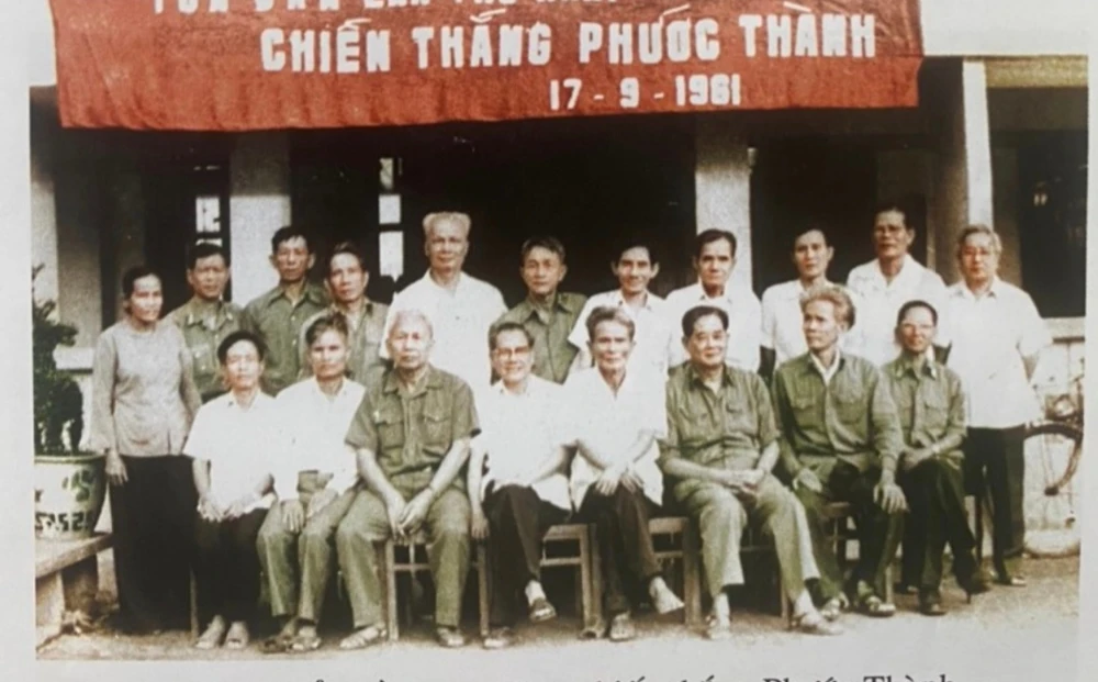 Các đại biểu dự Hội thảo chiến thắng Phước Thành do Bộ Tư lệnh Quân khu 7 và Tỉnh ủy Sông Bé tổ chức năm 1983. (Hàng ngồi, thứ 4 từ trái sang là Thượng tướng Trần Văn Trà, nguyên Tư lệnh Quân Giải phóng miền Nam) 