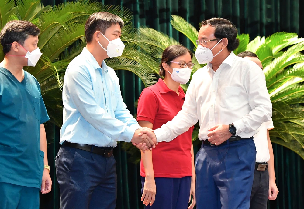 Bí thư Thành ủy TPHCM Nguyễn Văn Nên cảm ơn các y, bác sĩ, những người chi viện cho TPHCM phòng chống dịch Covid-19, góp phần làm giảm số ca tử vong và bệnh nặng trên địa bàn TP, ngày 8-10. Ảnh: VIỆT DŨNG