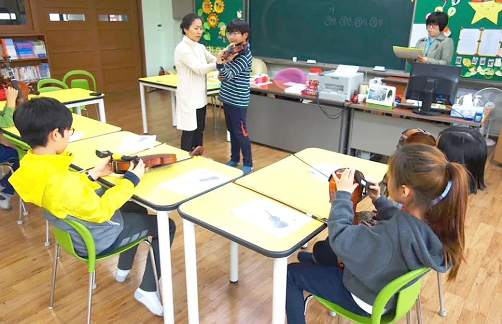 Giờ học nhạc tại một trường tiểu học đa văn hóa ở Hàn Quốc
