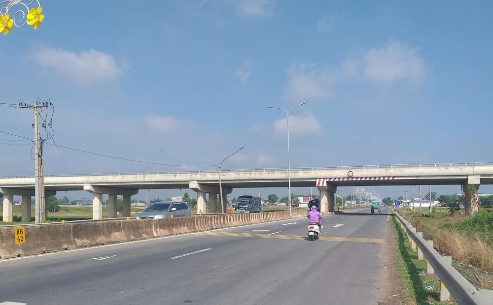 Cầu vượt trên Quốc lộ 22 thuộc dự án đường Hồ Chí Minh đoạn Chơn Thành - Đức Hòa qua tỉnh Tây Ninh