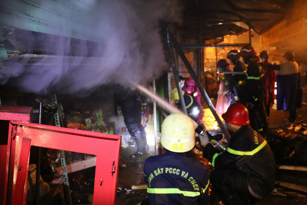 Sau khi phá khóa, cảnh sát đã kịp thời dập lửa tại ki ốt trong chợ Nhị Thiên Đường