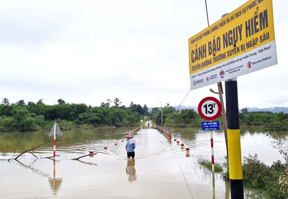 Tuyến Quốc lộ 14H đoạn qua xã Phước Ninh (huyện Nông Sơn, tỉnh Quảng Nam) bị ngập sâu 1m