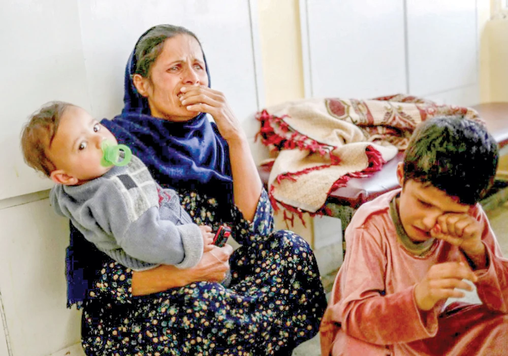 Một phụ nữ Afghanistan khóc sau vụ tấn công bệnh viện quân y ở Kabul ngày 2-11 Ảnh: REUTERS