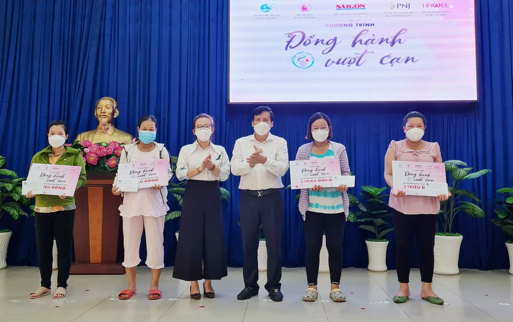 Ban Tổ chức chương trình Đồng hành vượt cạn trao hỗ trợ cho các thai phụ tại quận Tân Bình