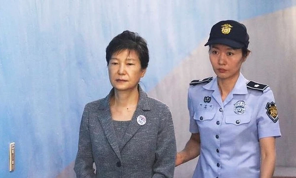 Cựu tổng thống Park Geun-hye ra toà án Seoul ngày 25-8-2017. Ảnh: REUTERS