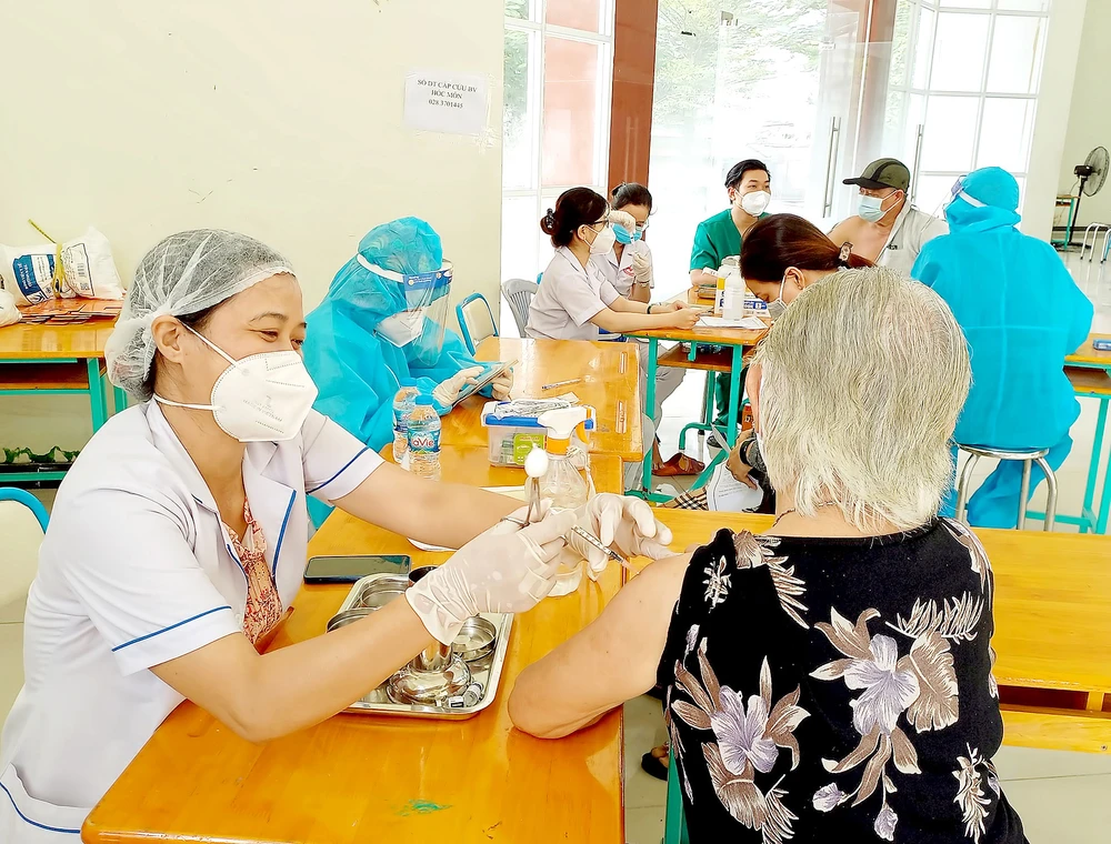 Tiêm vaccine mũi bổ sung cho người dân huyện Hóc Môn, TPHCM