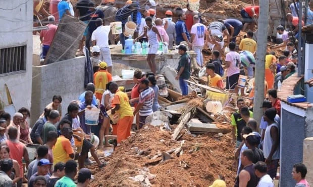 Tìm kiếm người mất tích trong vụ sạt lở đất tại khu vực Niteroi, bang Rio de Janerio, Brazil. Nguồn: EPA
