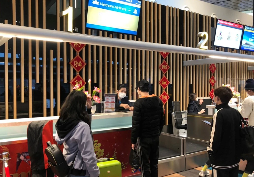 Hành khách làm thủ tục check-in tại sân bay quốc tế Vân Đồn