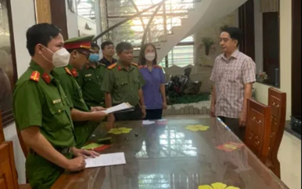 Cơ quan chức năng đọc lệnh bắt ông Nguyễn Tấn Long