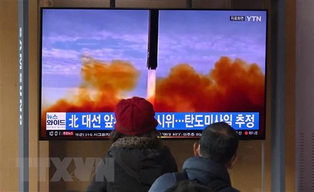 Người dân theo dõi trên truyền hình đưa tin về vụ phóng tên lửa của Triều tiên tại Seoul, Hàn Quốc, ngày 5-3-2022. Ảnh: TTXVN