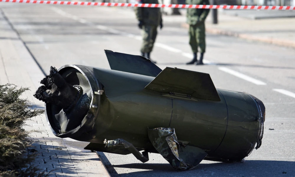 Mảnh tên lửa đạn đạo trên đường phố Donetsk hôm 14-3. Ảnh: REUTERS 
