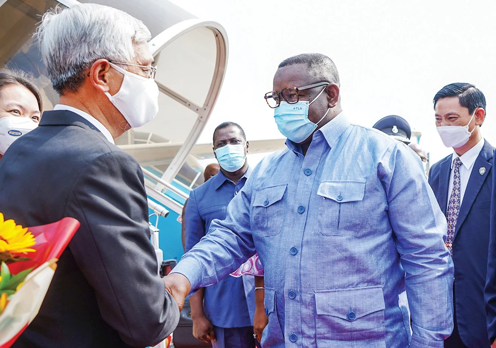 Phó Chủ tịch UBND TPHCM Võ Văn Hoan đón Tổng thống Sierra Leone và phu nhân tại sân bay Tân Sơn Nhất. Ảnh: HOÀNG HÙNG
