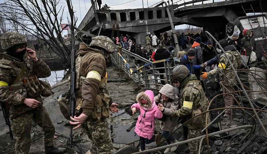 Người dân sơ tán khỏi thành phố Irpin, tây bắc Kyiv, Ukraine. Nguồn: TTXVN