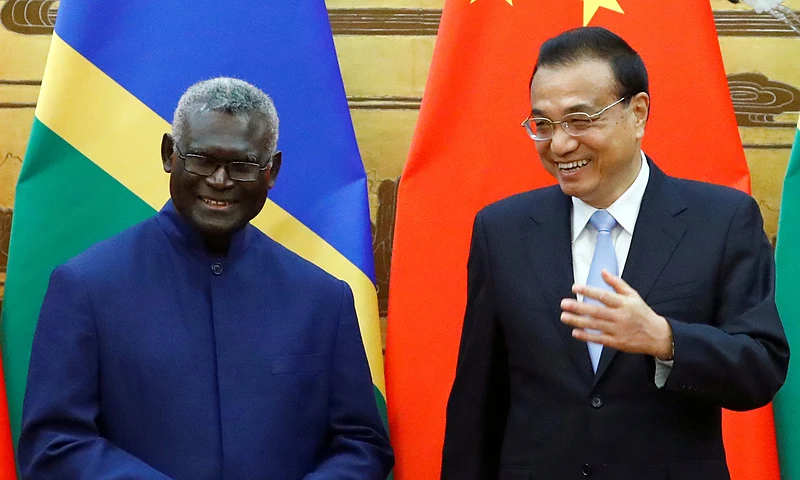 Thủ tướng Quần đảo Solomon Manasseh Sogavare (trái) và Thủ tướng Trung Quốc Lý Khắc Cường tại Đại lễ đường Nhân dân ở Bắc Kinh năm 2019. Ảnh: REUTERS