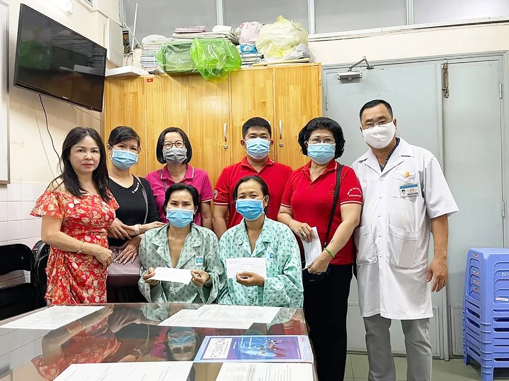 Bà Phạm Thị Hương (thứ hai từ phải sang) và nhóm thiện nguyện trao toa thuốc đến các bệnh nhân khó khăn tại Bệnh viện Ung bướu TPHCM