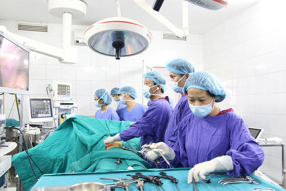 Các bác sĩ tại Bệnh viện Bưu điện (Hà Nội) thực hiện ca phẫu thuật nội soi sỏi mật