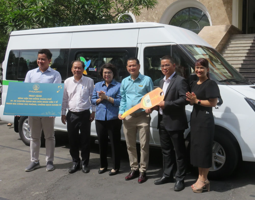 Bệnh viện Nhi đồng TPHCM tiếp nhận xe phòng chống dịch do doanh nghiệp trao tặng